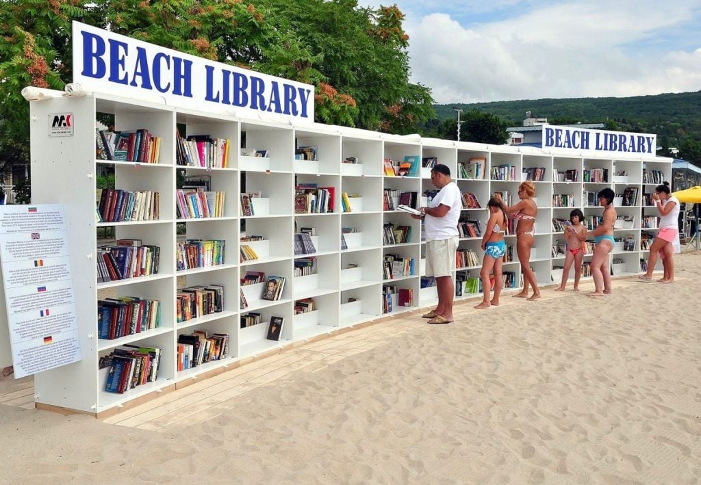 playa con biblioteca en Bulgaria