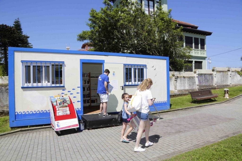 playa-leer playa con biblioteca en Ribadesella