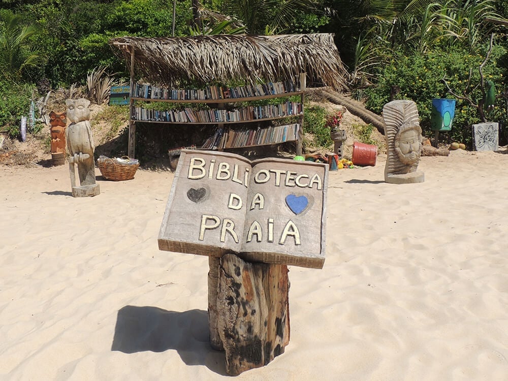 playa con biblioteca en Brasil